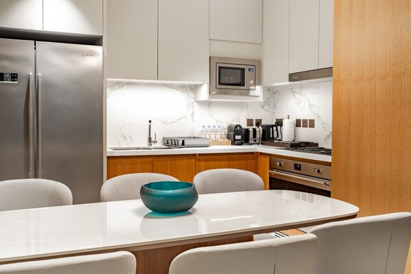 Kühlschrank, Mikrowelle, Ofen, Herdplatte