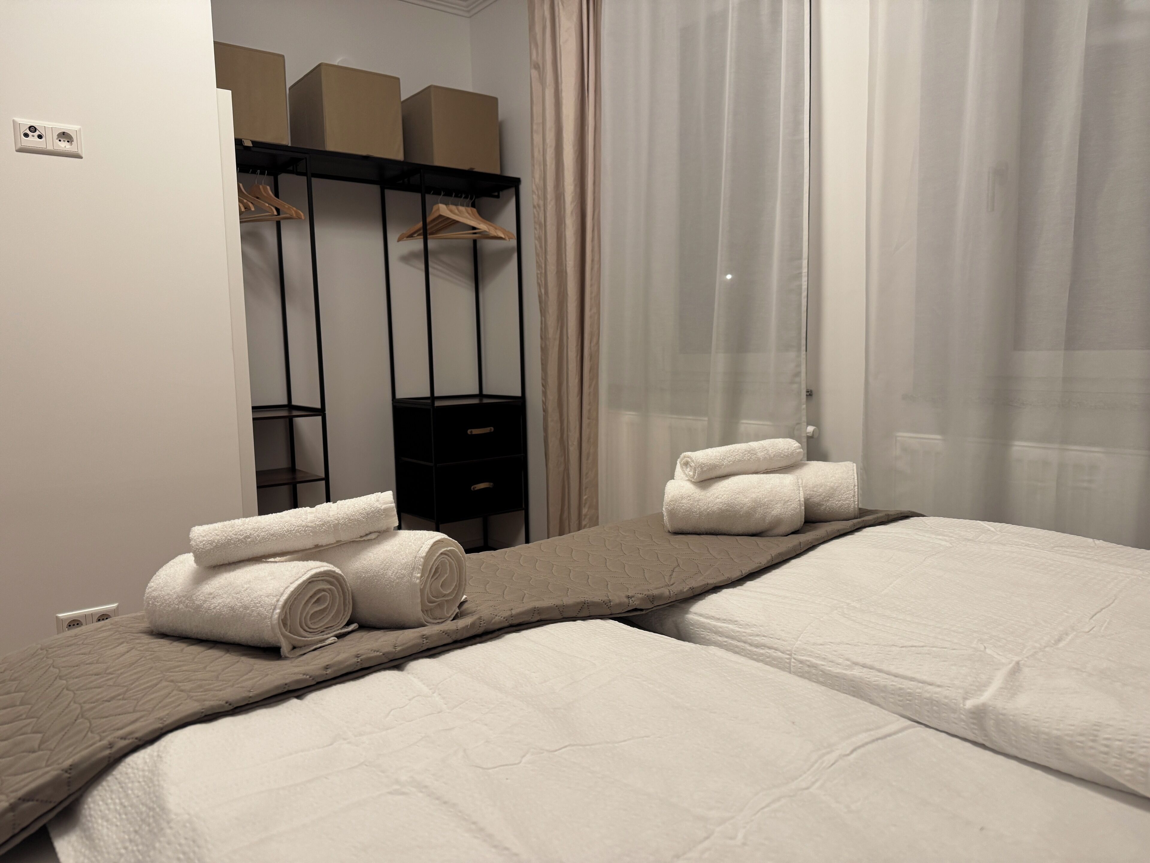 3 makuuhuonetta, silitysrauta/-lauta, ilmainen Wi-Fi, vuodevaatteet