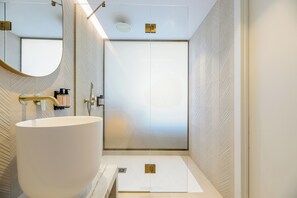 Twin Room, Partial Sea View | Bathroom | Free toiletries, hair dryer, towels - Hotel Vibra Yamm Sunset - Adults Only (Sant Antoni de Portmany)