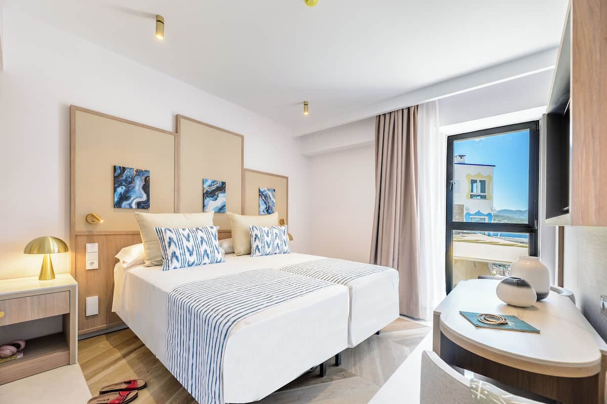 Chambre avec lits jumeaux, vue partielle sur la mer