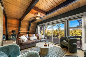 Smart TV, fireplace, video games - Brand New! A-Frame, Hot Tub, Game Room, Cozy Cabin (Cripple Creek)