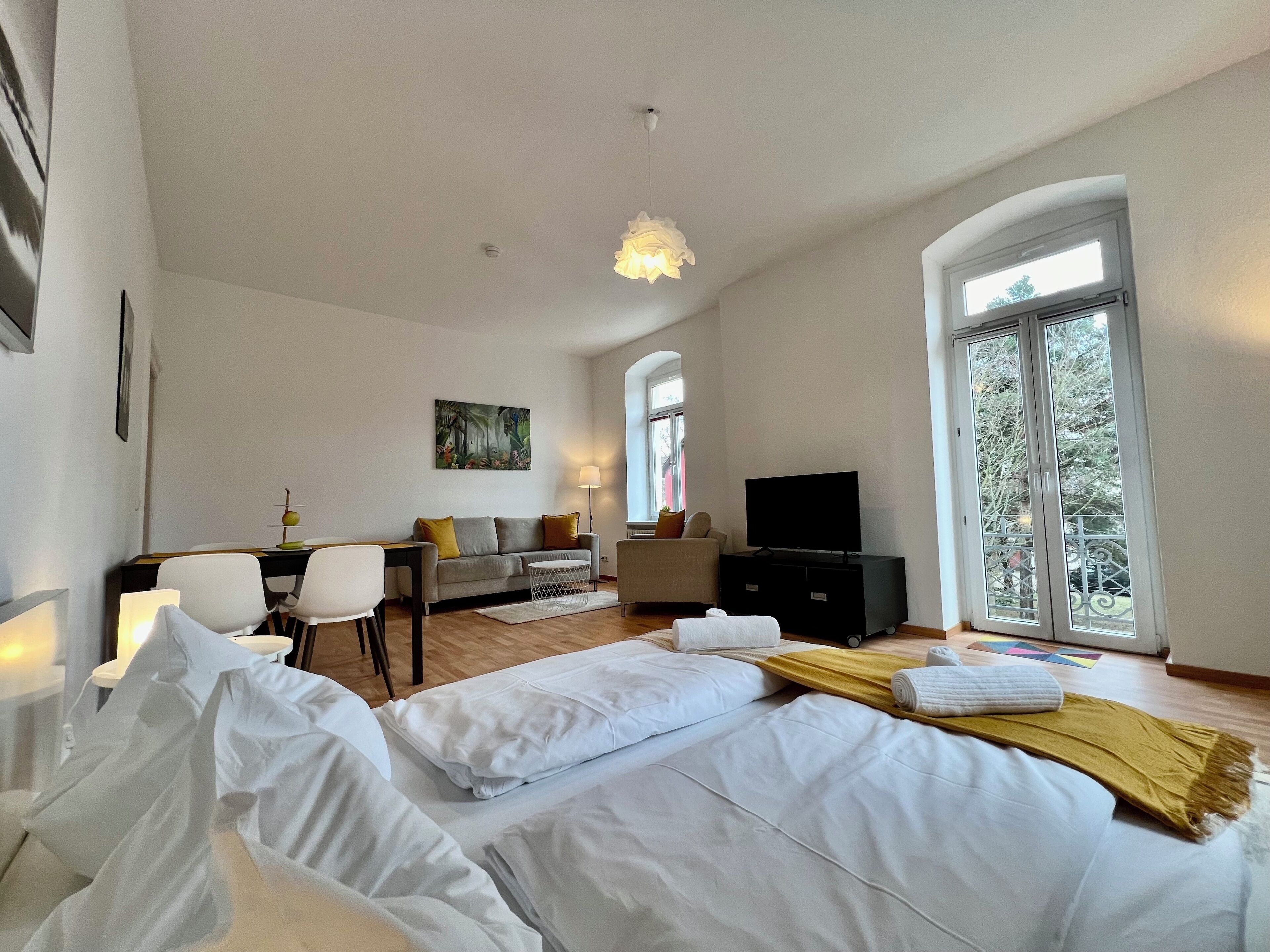 1 habitación, tabla de planchar con plancha y cuna de viaje 