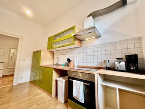 Kühlschrank, Ofen, Herdplatte, Wasserkocher mit Kaffee-/Teezubehör