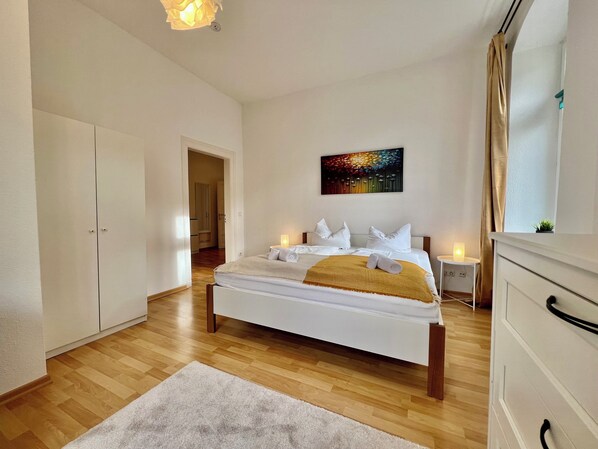 1 chambre, fer et planche à repasser, lit de bébé portatif