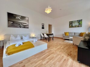 1 chambre, fer et planche à repasser, lit de bébé portatif