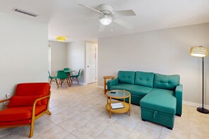 TV - Comfortable and relaxing with pool and just steps from the beaches (Holmes Beach)
