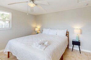 1 bedroom, Internet, bed sheets - Comfortable and relaxing with pool and just steps from the beaches (Holmes Beach)