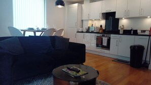 Apartment | Living area - 4 Guests - Marina Point East Escape in Kent (Chatham)