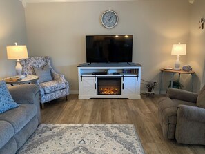 TV connectée, cheminée, livres