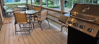 4-bedroom lakefront house with private dock
