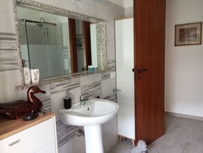 Shower, hair dryer, bidet, towels - Sun Sea Nature A (Sicilia)