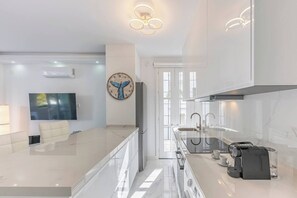 Kjøleskap, mikrobølgeovn, ovn og kokeplater