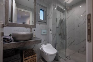 Dusche, Haartrockner, Bidet, Handtücher