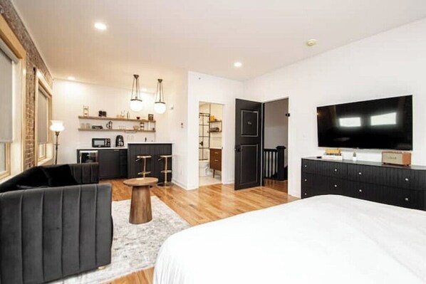 1 bedroom, iron/ironing board, WiFi, bed sheets - Historic Downtown Studio Steps to Bathhouse Row (Hot Springs)