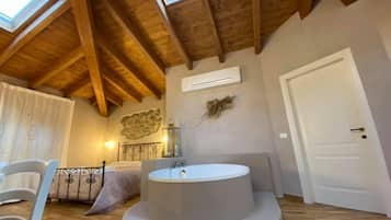 Suite Deluxe, vistas a la colina | 1 dormitorio, caja fuerte, escritorio y wifi gratis