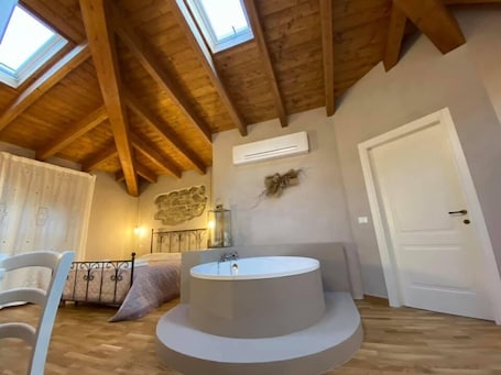 1 habitación, caja de seguridad en la habitación y escritorio