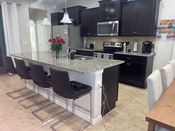 Fridge, microwave, oven, stovetop - luxury resort amenities, sleeps 14, 3 gaming systems 15 minutes from
Disney (Kissimmee)