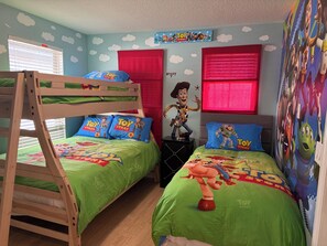 5 habitaciones, tabla de planchar con plancha y cuna de viaje 