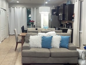 Smart TV, video games, table football - luxury resort amenities, sleeps 14, 3 gaming systems 15 minutes from
Disney (Kissimmee)