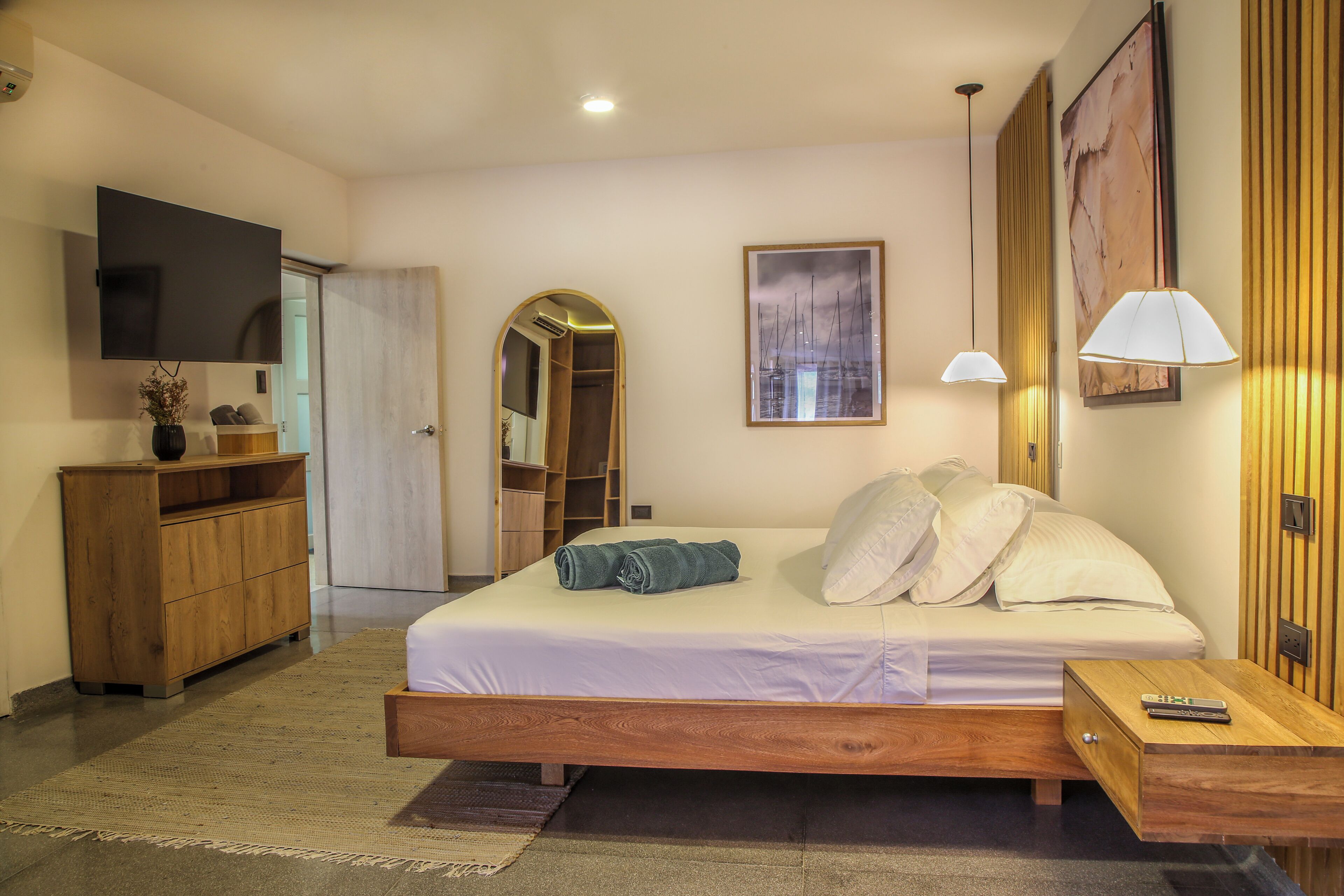 5 多间卧室、客房内保险箱、办公桌、熨斗/熨衣板