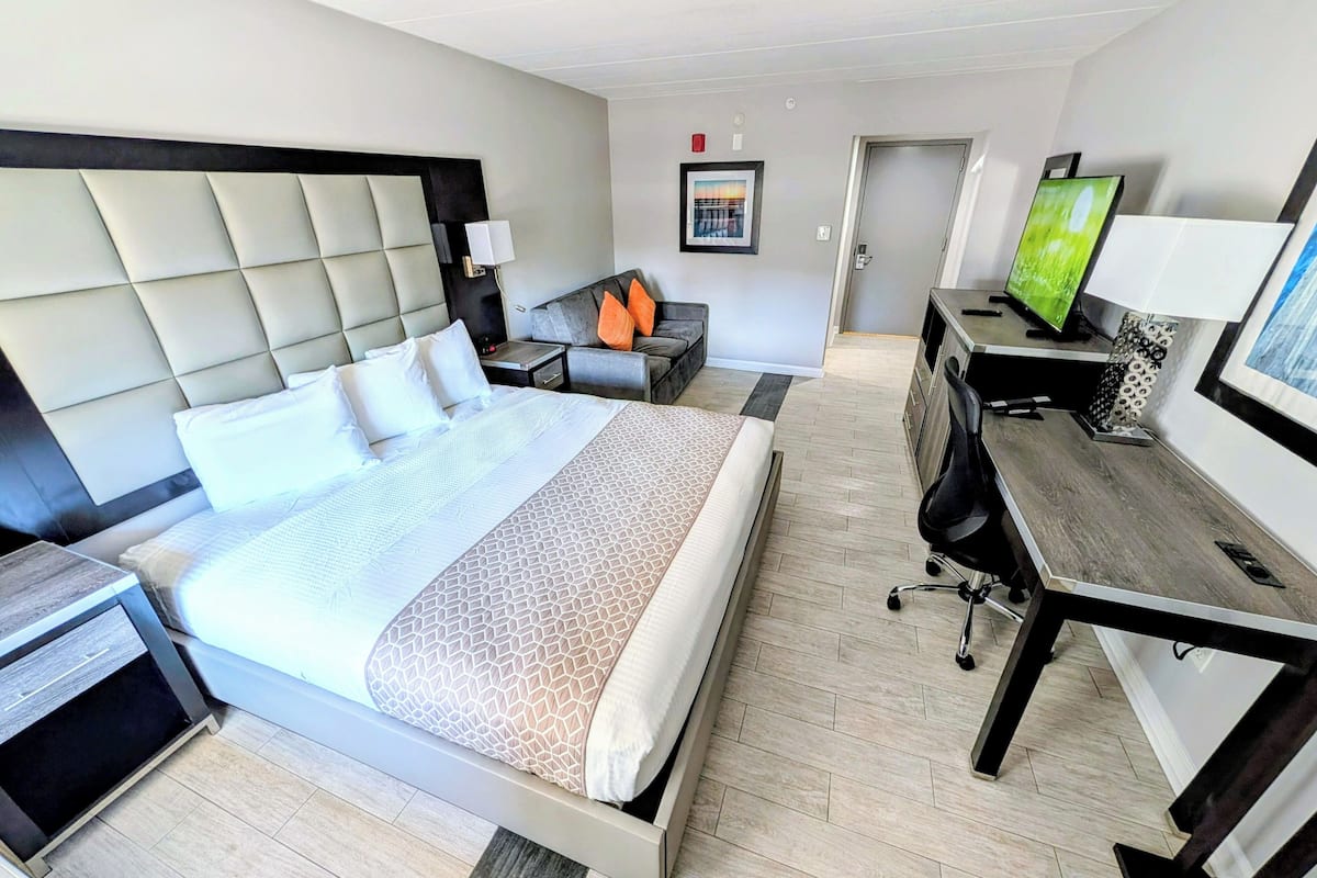 Studio Suite, Pool View | Peti besi dalam bilik, meja, ruang kerja komputer riba