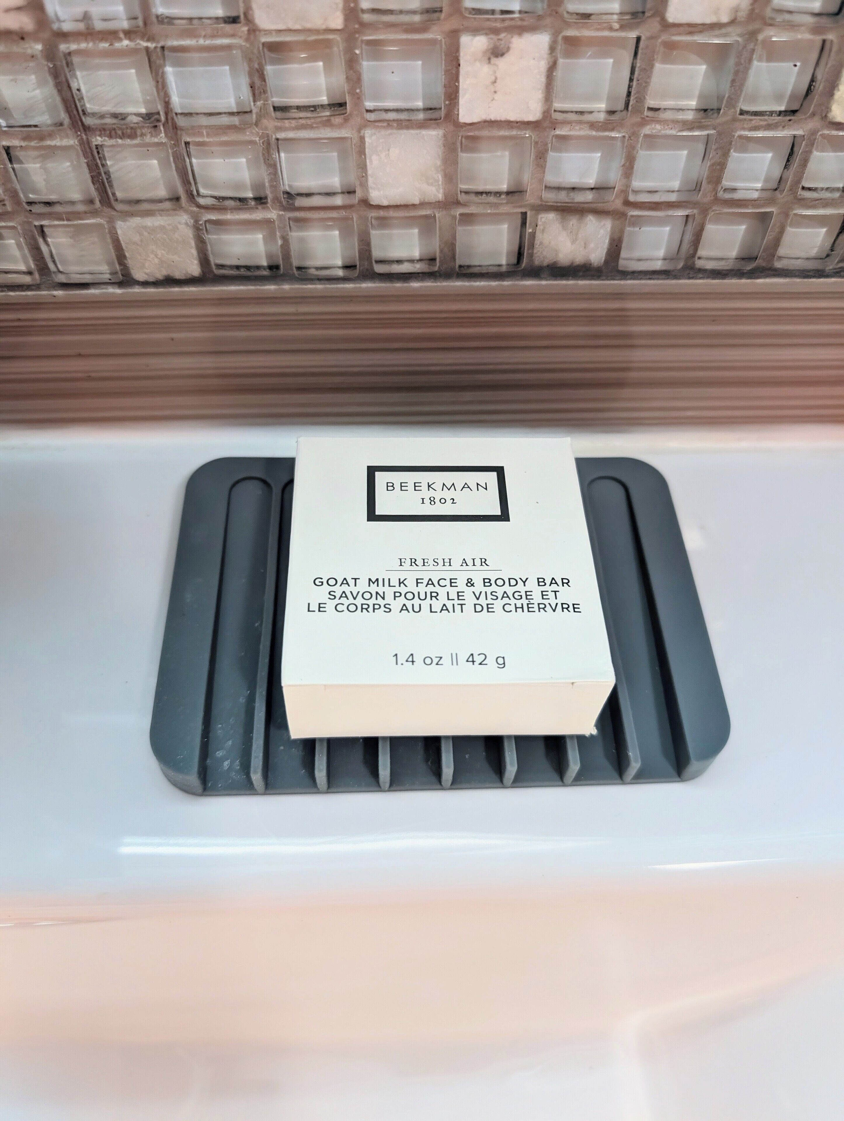A box labeled 'BEEKMAN 1802' with text in French, placed on a white surface with a textured background.