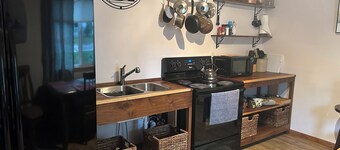 Charming 1-bedroom apartment on the Mississippi backwaters. Close to everything.