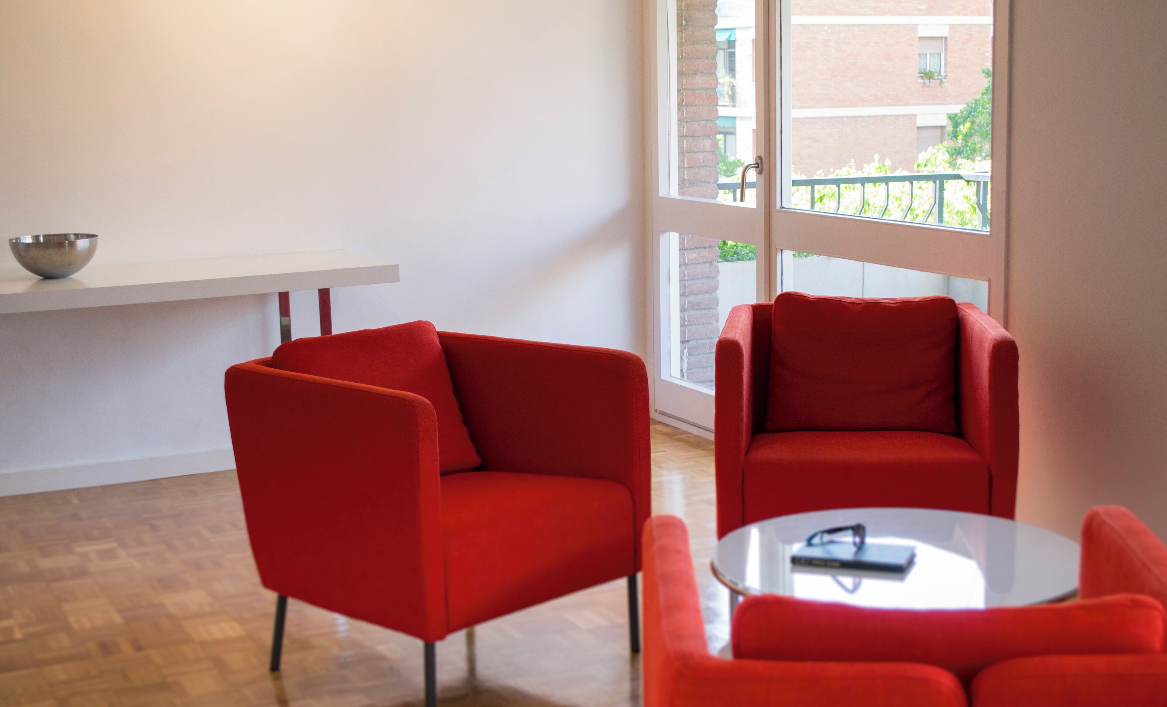 Klassiek appartement, balkon, uitzicht op tuin | Woonruimte | Een flatscreentelevisie