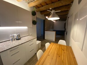 Deluxe Apartment, City View | Private kitchen | Fridge, microwave, stovetop, electric kettle - Classic Palau Apartments (Barcelona)
