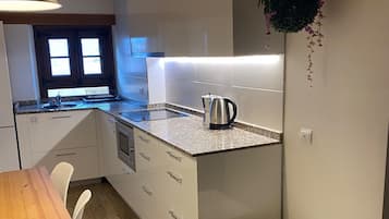 Apartament Deluxe, vistes a la ciutat | Cuina privada | Frigorífic, microones, placa de cuina i bullidora elèctrica