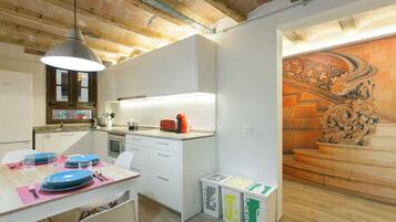 Deluxe-Apartment, Stadtblick | Wohnbereich | Flachbildfernseher