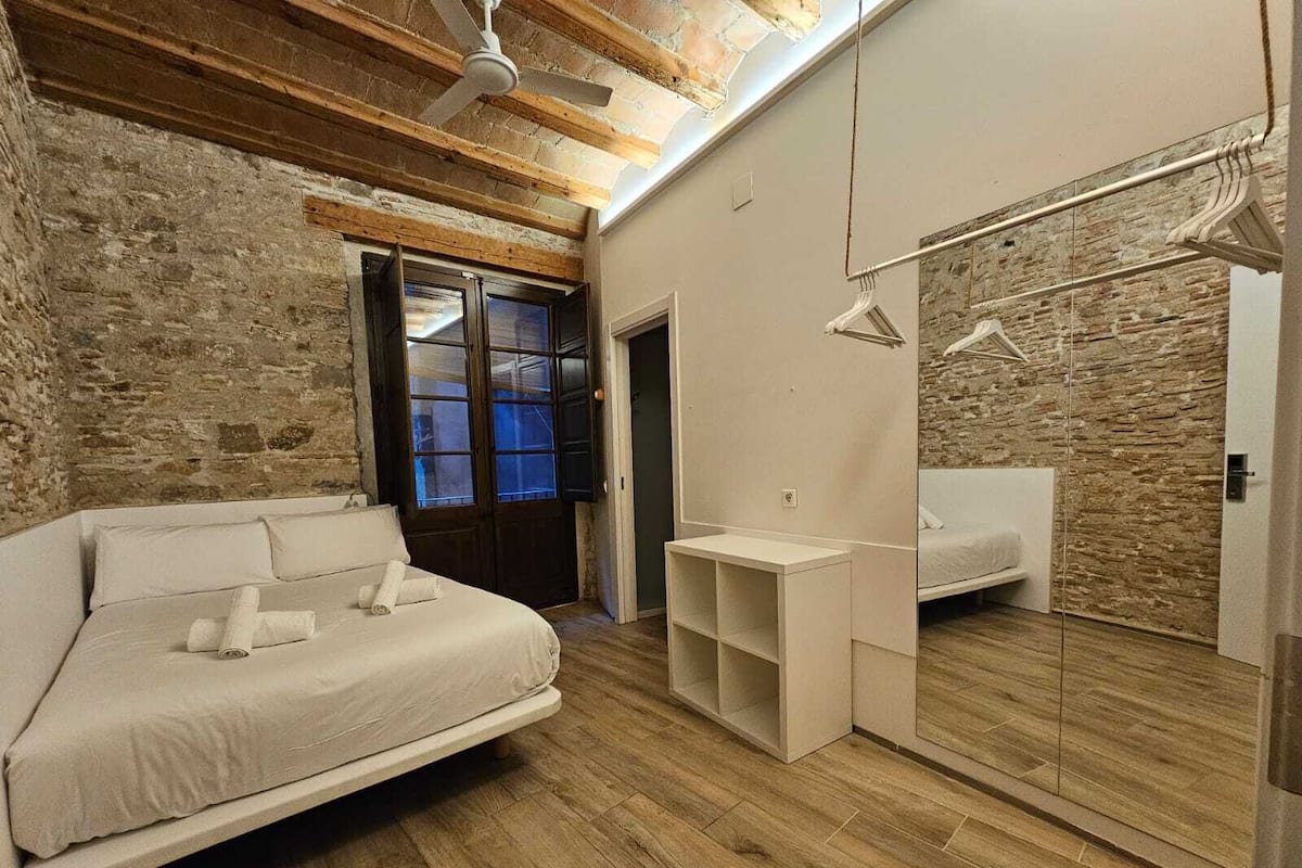 2 bedrooms, iron/ironing board, free WiFi