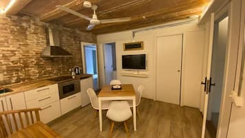 Apartamento família | Área de estar | TV de tela plana