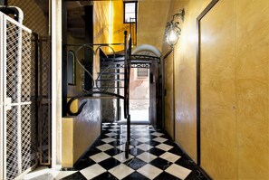 Interior entrance - Classic Palau Apartments (Barcelona)