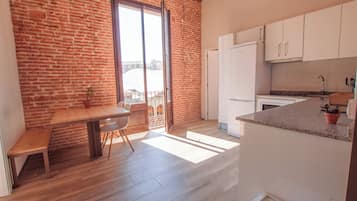 Apartament Comfort, vistes a la ciutat | Cuina privada | Frigorífic gran, microones, placa de cuina i rentaplats