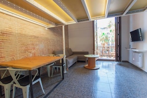 Appartement Duplex, balcon, vue ville | Coin séjour