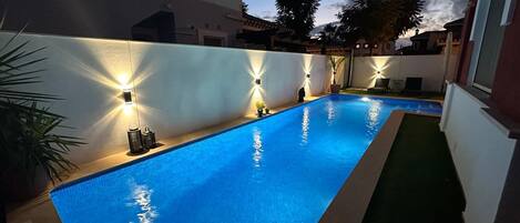 Een verwarmd zwembad