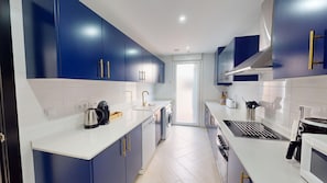 Kühlschrank, Mikrowelle, Ofen, Geschirrspüler