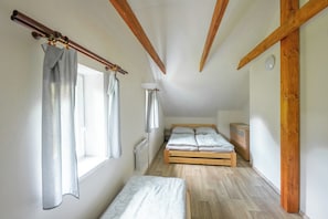 3 bedrooms, iron/ironing board, WiFi, bed sheets