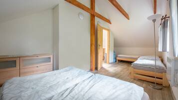 3 bedrooms, iron/ironing board, WiFi, bed sheets