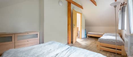 3 bedrooms, iron/ironing board, WiFi, bed sheets