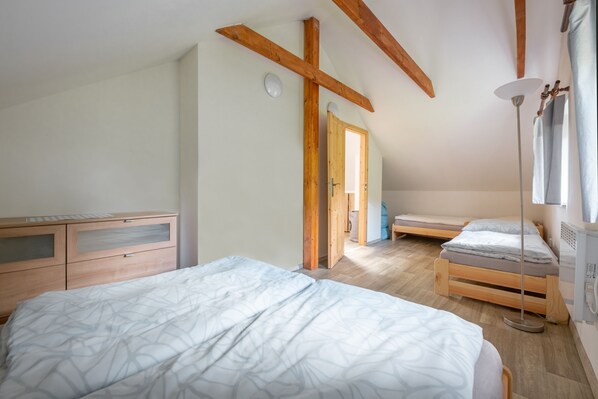 3 slaapkamers, een strijkplank/strijkijzer, wifi, beddengoed
