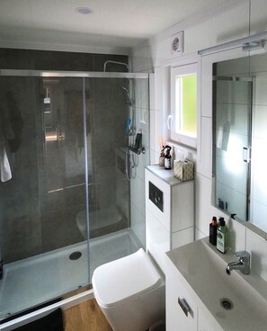 Eco-friendly toiletries, hair dryer, towels, soap - Description (Hoenderloo)