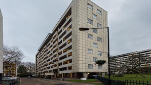 Un parcheggio multipiano con facciata a griglia e diversi livelli.