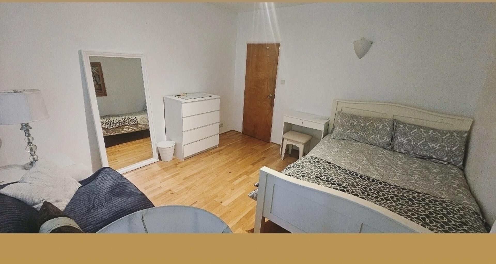 Une chambre à coucher avec un lit, une commode, un bureau et une chaise.