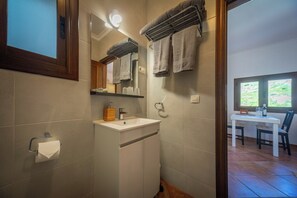 Shower, eco-friendly toiletries, hair dryer, towels - Boutique B&B Casa La Calera 15+/ Caminito del Rey-15 min/Ronda-25 min/Town-5 min (Teba)