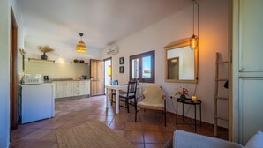 A spacious living area with a kitchen in the background, a dining table, and a comfortable seating area. - Boutique B&B Casa La Calera 15+/ Caminito del Rey-15 min/Ronda-25 min/Town-5 min (Teba)