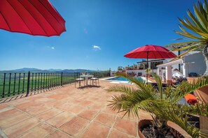 Outdoor dining - Boutique B&B Casa La Calera 15+/ Caminito del Rey-15 min/Ronda-25 min/Town-5 min (Teba)