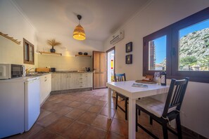 Fridge, microwave, stovetop, coffee/tea maker - Boutique B&B Casa La Calera 15+/ Caminito del Rey-15 min/Ronda-25 min/Town-5 min (Teba)