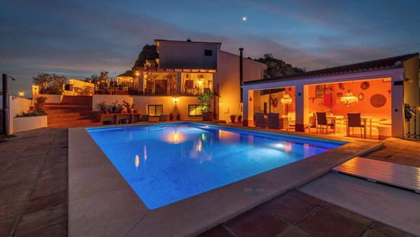 A modern house with a swimming pool, outdoor seating, and a patio area. - Boutique B&B Casa La Calera 15+/ Caminito del Rey-15 min/Ronda-25 min/Town-5 min (Teba)